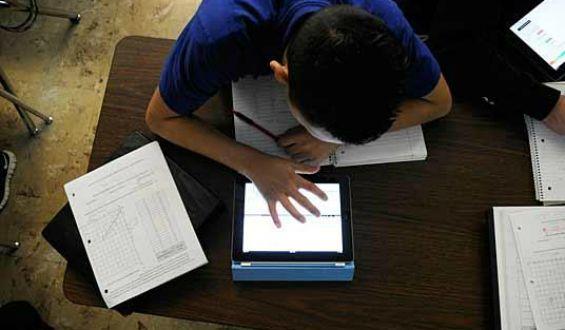 digital_learning_day_student_with_tablet